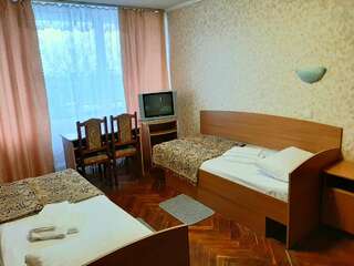 Отель Tourist Hotel Харьков Двухместный номер с 2 отдельными кроватями и общей ванной комнатой-1