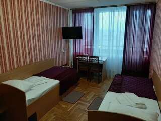 Отель Tourist Hotel Харьков Двухместный номер с 2 отдельными кроватями и общей ванной комнатой-2