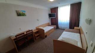 Отель Tourist Hotel Харьков Стандартный двухместный номер с 2 отдельными кроватями и общей ванной комнатой-1