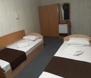 Отель Tourist Hotel Харьков Стандартный двухместный номер с 2 отдельными кроватями и общей ванной комнатой-2