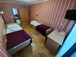 Отель Tourist Hotel Харьков Двухместный номер с 2 отдельными кроватями и общей ванной комнатой-3