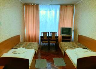 Отель Tourist Hotel Харьков Трехместный номер с общей ванной комнатой-2