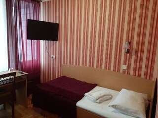 Отель Tourist Hotel Харьков Одноместный номер с общей ванной комнатой-5